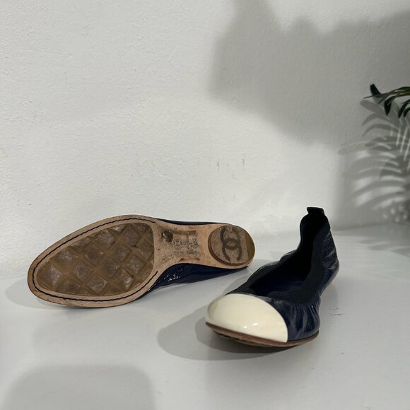 Chanel Navy Patent Elastic White Cap Toe Flats size 37 1/2 - Picture 6 of 9